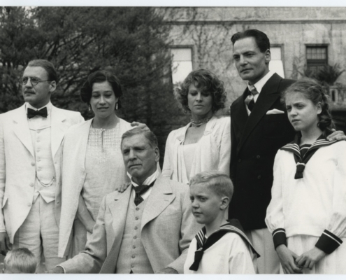 Väter und Söhne: Familienfoto in Schwarzweiß