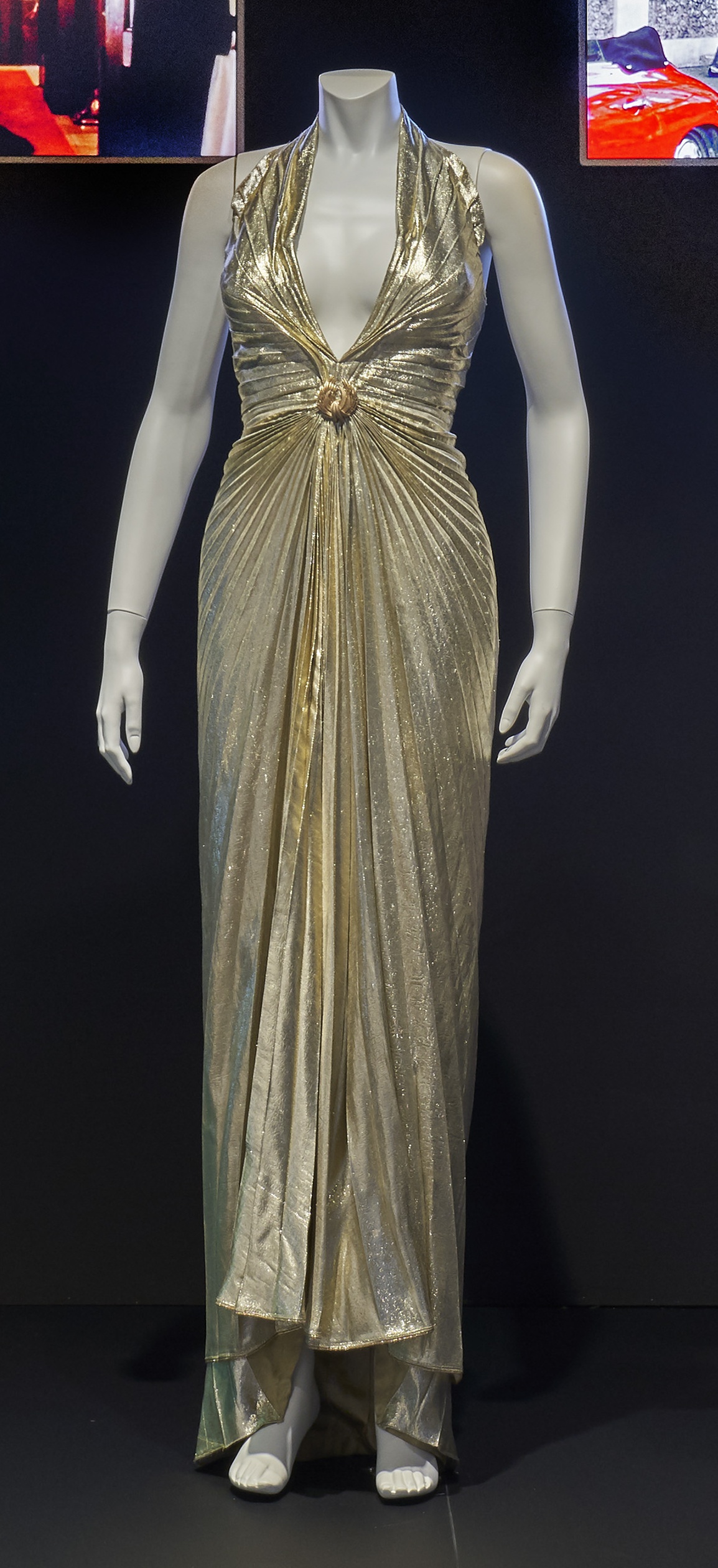 DAS MÄDCHEN ROSEMARIE: Goldplissee-Kleid